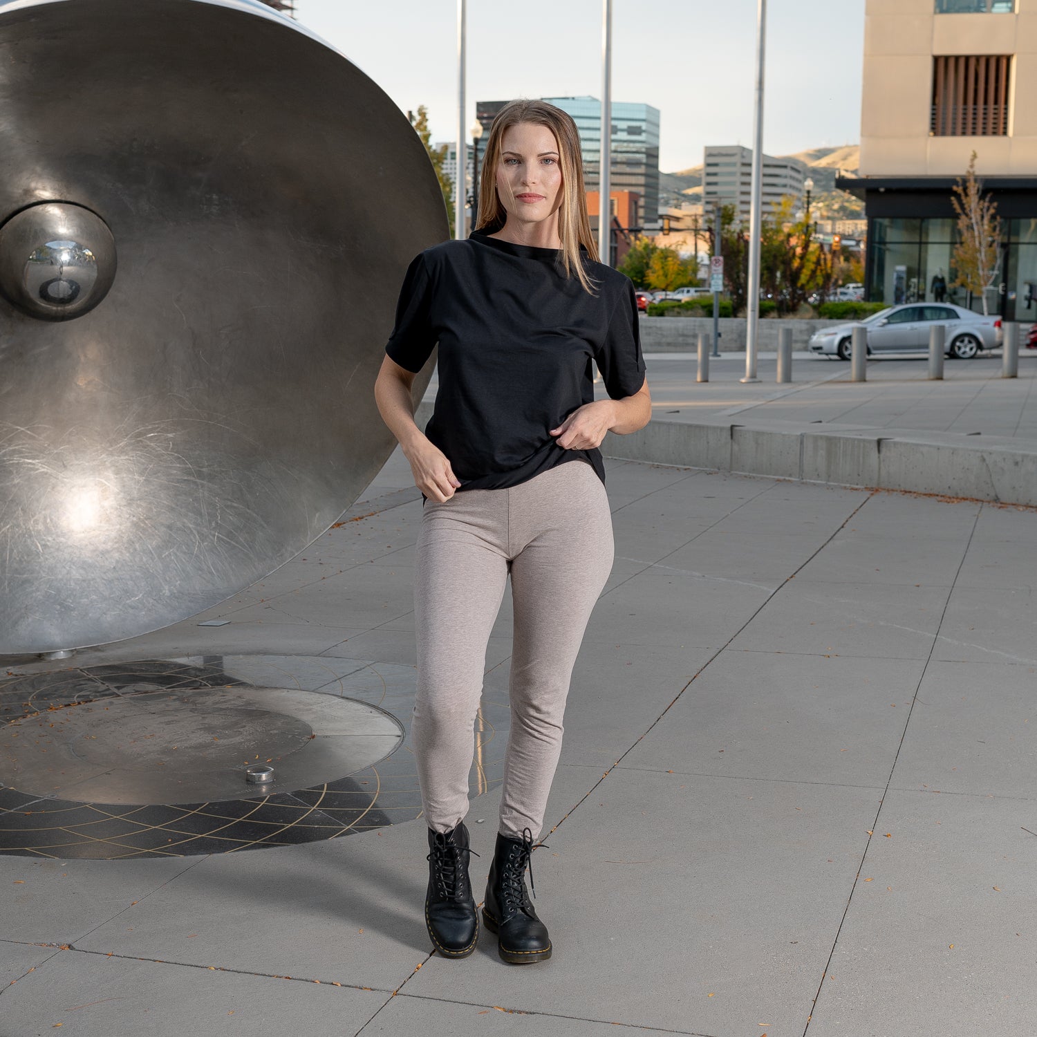 A woman wearing a pair of organic cotton leggings in beige