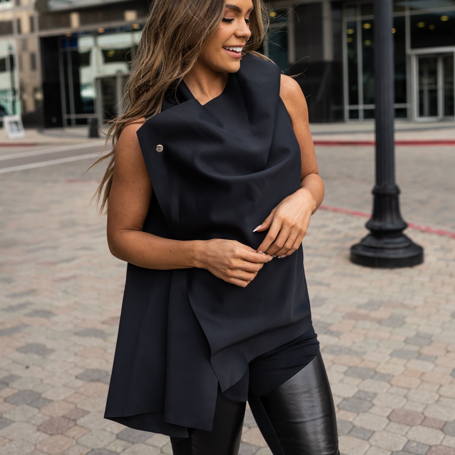 [EAM] Women Loose Fit Black Irregular Back Slit Zipper Vest New O-collar  Sleeveless Fashion Tide Spring Autumn 2024 1DF5987
